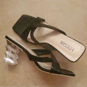 Black Croc-Embossed Heels with Geometric Heel